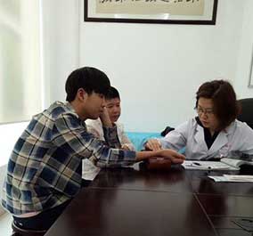 李主任给患者看诊