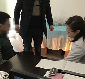 李主任给患儿看诊