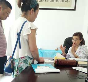 主任耐心给患者讲解