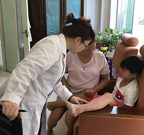 李玉主任给患者复诊